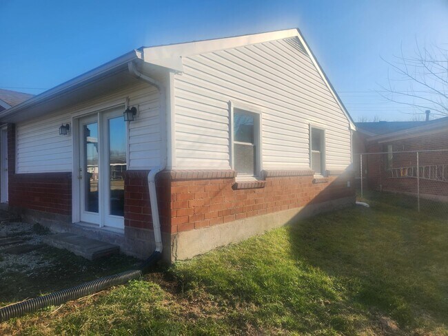 Foto del edificio - Spacious home on a corner lot with a large...