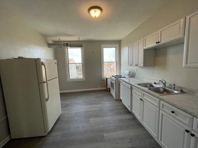 Foto del edificio - 3 unit building in central area of Bellevue and steps away from Avalon areas of Pittsburgh.