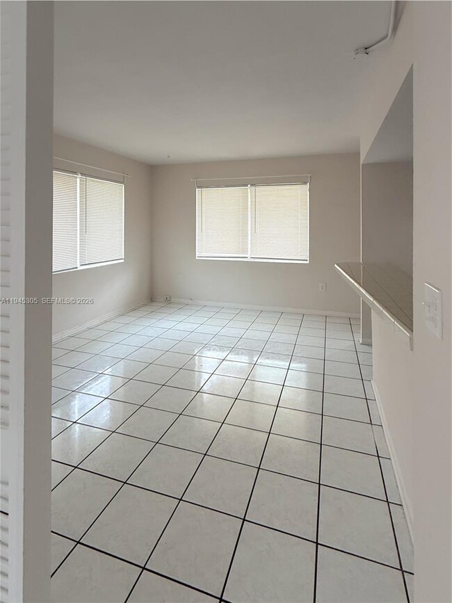 Foto del edificio - 305 Navarre Ave