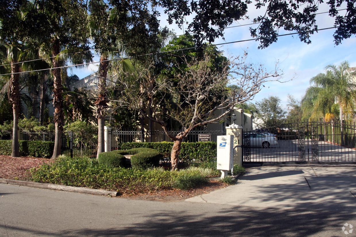 Building Photo - Palma Ceia Arms