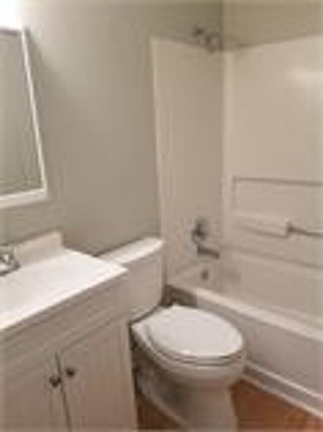 Foto del edificio - 2 bd 1 ba duplex in a Great Location