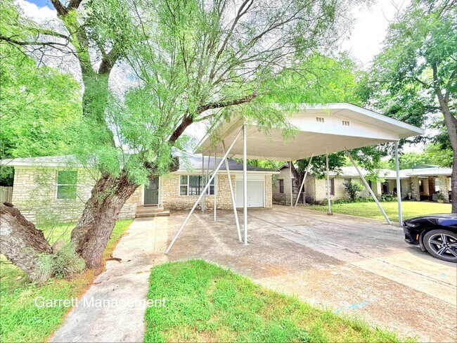 Foto del edificio - Spacious 5 Bedroom, 3 bath