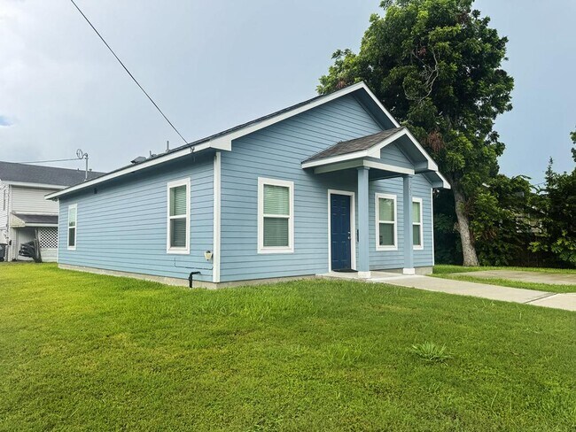 Building Photo - 1408 N De Leon St