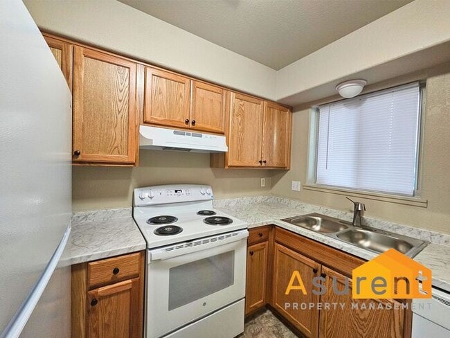 Building Photo - Freshly Renovated Duplex: 2 Bedrooms, 1.5 Bathrooms, w/ Fenced Backyard