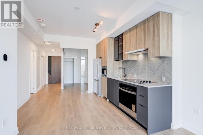 Building Photo - 1037 The Queensway