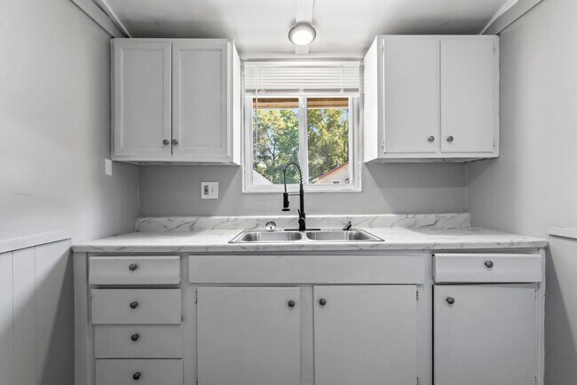 Foto del edificio - Affordable Comfort in Independence — 1-Bed...