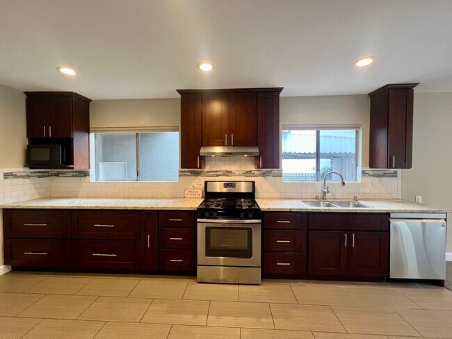 Foto del edificio - 5811 Agnes Ave