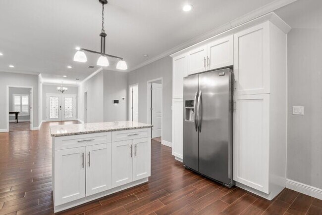 Building Photo - "Charming St. Petersburg Home: 3 Beds, 2 Baths, 1720 Sq. Ft. of Comfort!"