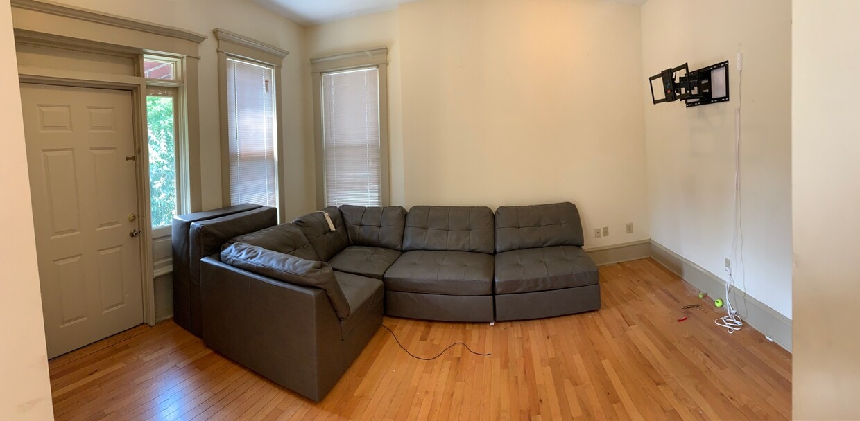 846 Dennison Ave Unit downstairs, Columbus, OH 43215 Apartments in