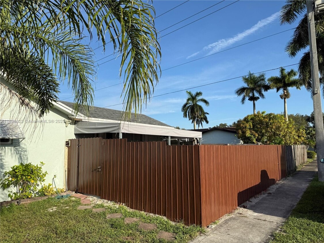 Primary Photo - 11610 NW 35th St