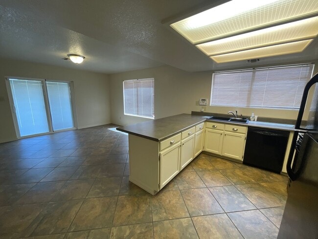 Building Photo - Cute 2 bedroom Condo in West Valley.