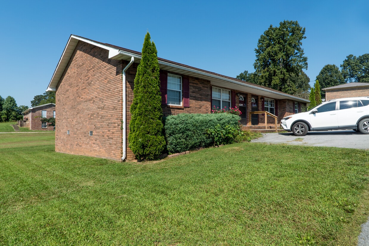 1029 Rowe St, New Tazewell, TN 37825 Townhouse for Rent in New