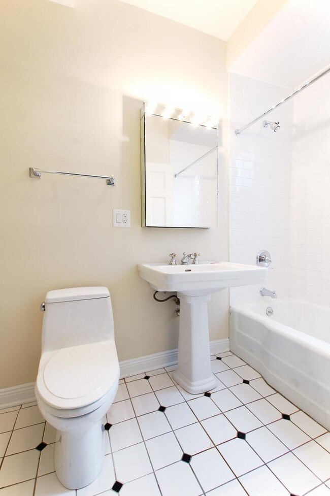 Building Photo - 3 bedroom in Oak Park IL 60302