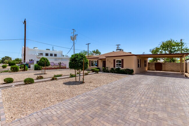Foto del edificio - 527 E Whitton Ave