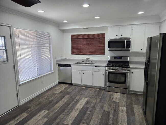 Foto del edificio - 13580 Soper Ave