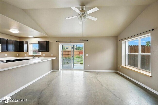 Building Photo - 1115 Spring Dr