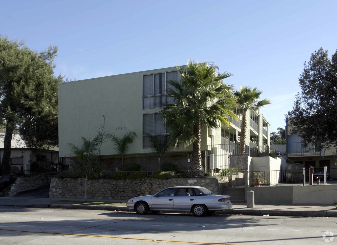 Building Photo - 1590 N Fair Oaks Ave