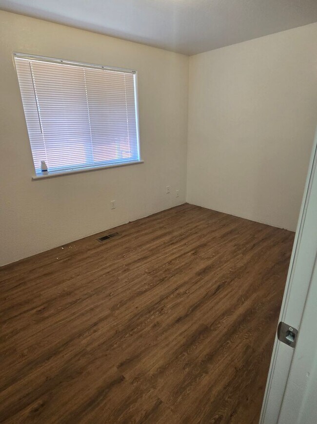Building Photo - 2 bedroom 1 bath for Rent in Grants Pass