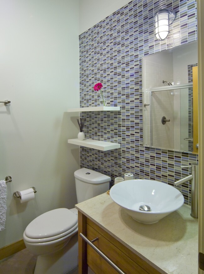 201 Guest Bath - Swift Lodging Furnished Apartments