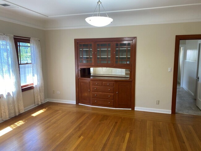 Foto del edificio - Charming Downtown Home with 2 Bedrooms + D...