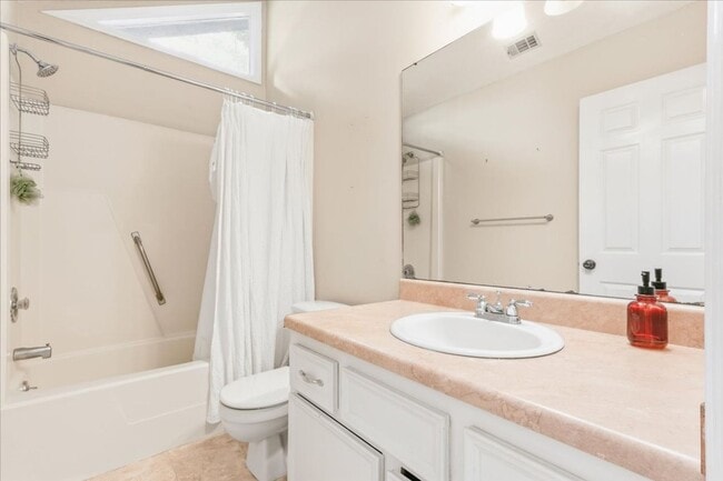 Foto del edificio - Charming 3-Bedroom Home in a Serene Savann...