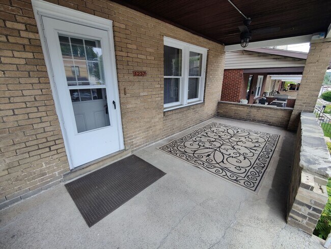 Foto del edificio - *Spacious & Updated 3BD/1BA Single-Family Home Available in Brookline*