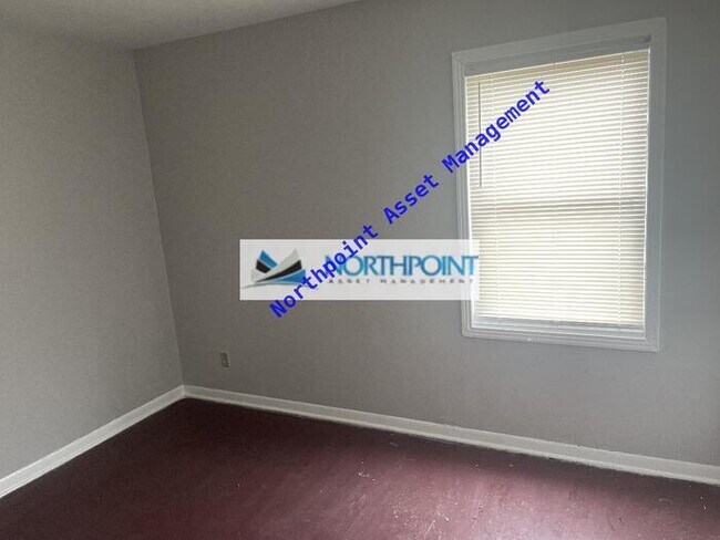 Foto del edificio - Three Bedroom With Fenced Back Yard