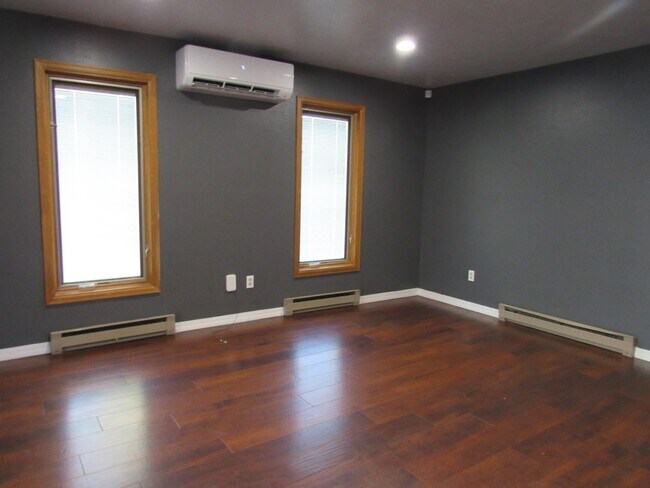 Foto del edificio - Secluded Eastside Townhome W/Double Garage