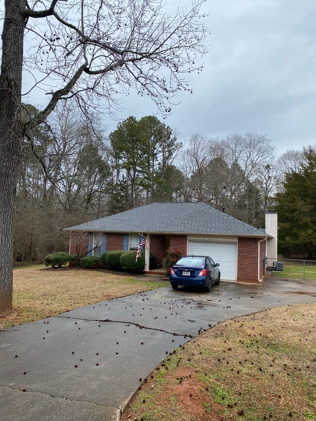 Building Photo - East Athens Single-Family Home