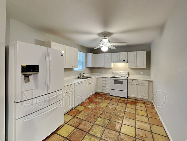 Building Photo - 5427 Kelly Dr N
