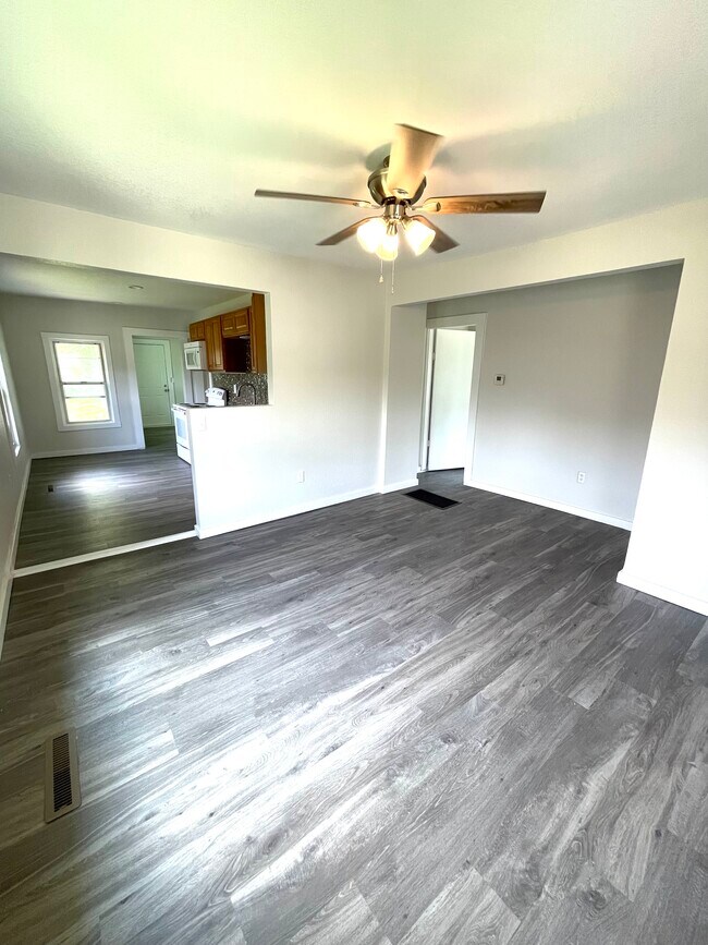 Living room - 1447 N Rogers Ave