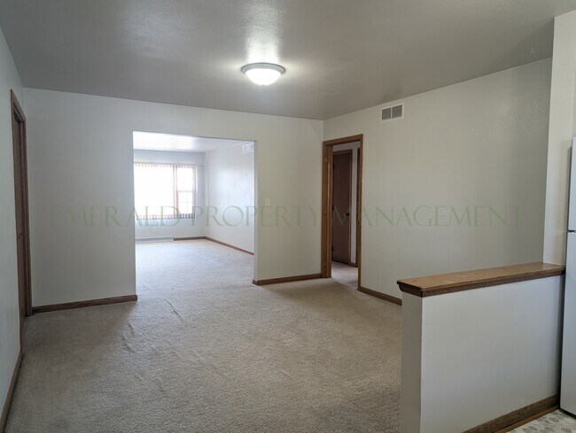 Foto del edificio - 562 N Mulford Rd