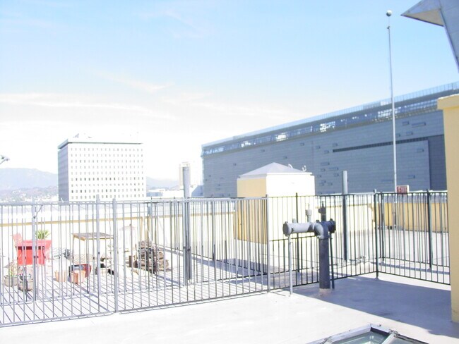 Foto del edificio - 108 W 2nd St