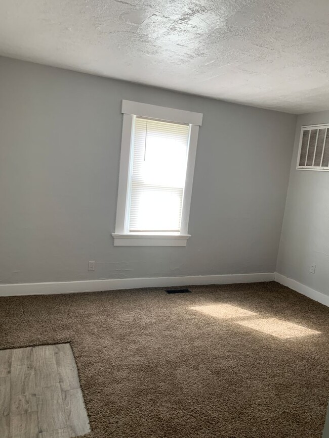 Building Photo - Check out this 3 bedroom for rent!