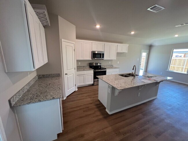 Building Photo - Cozy 3 Bedroom In New Midland Development!