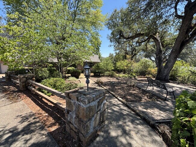 Foto del edificio - Amazing large 3-bedroom home in highly desirable neighborhood in Placerville with pool!