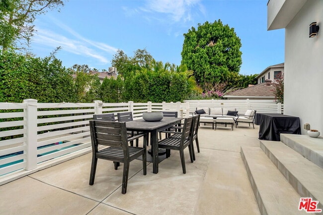 Foto del edificio - 18600 Cantara St