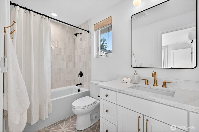 Foto del edificio - 3808 36th Ave SW