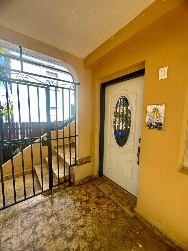 door - 935 SW 11th Ave