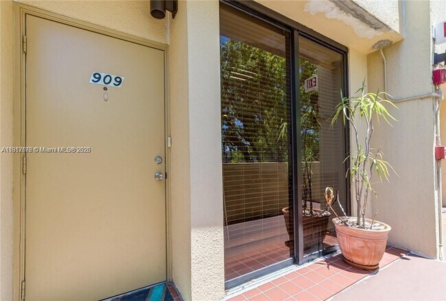 Building Photo - 2810 SW 87th Ave