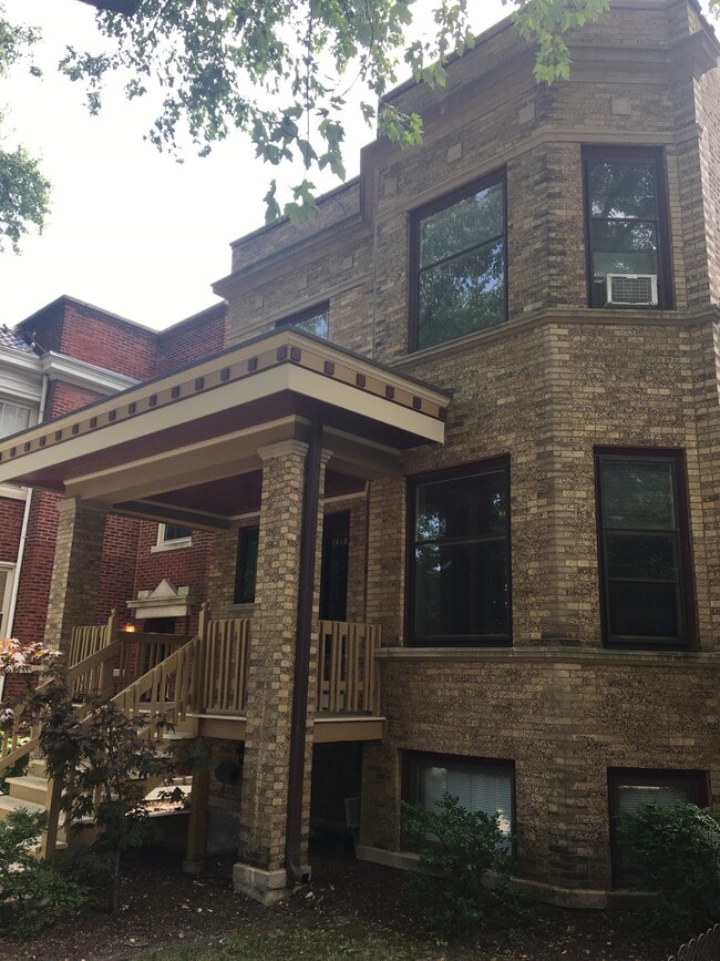 Front of building - 1419 W Balmoral Ave