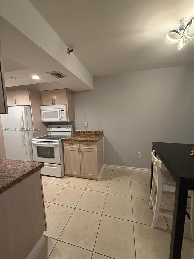 Foto del edificio - 17600 N Bay Rd