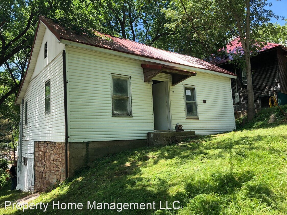 Primary Photo - 2 br, 1 bath House - 130 W. 5TH St.