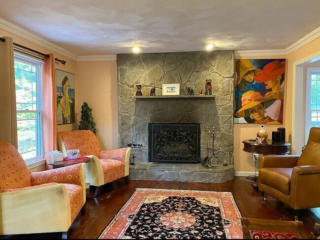 Building Photo - 340 River Rd