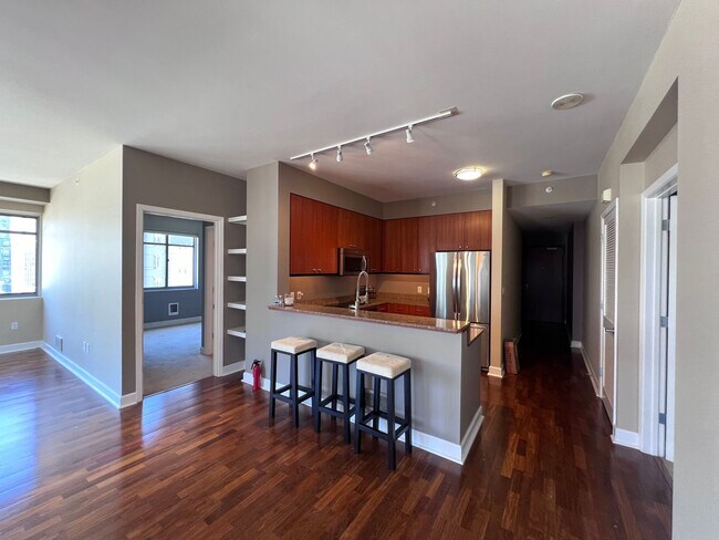Building Photo - Epic REA - Beautiful top floor with an ama...
