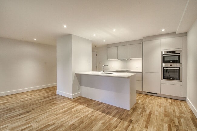 Building Photo - 1525 Av. Victoria
