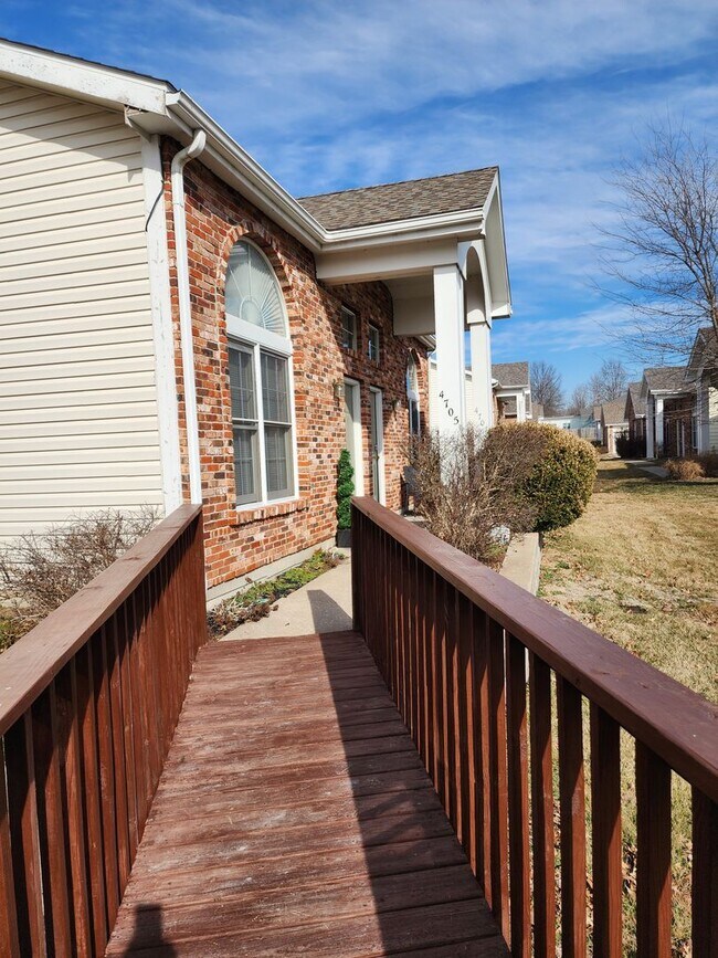 Building Photo - 3 bedroom, 2 bathroom fully furnished on t...