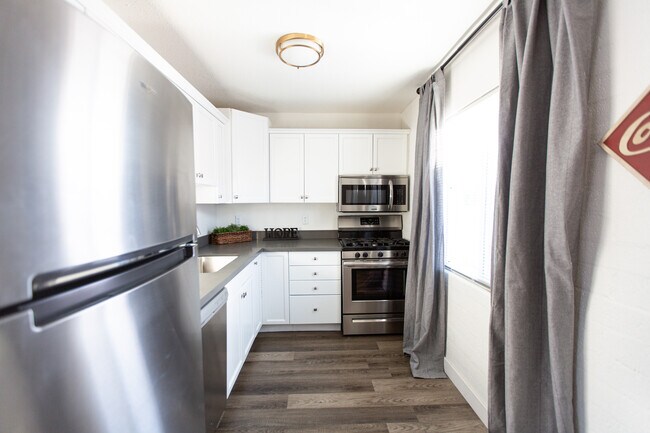 Foto del edificio - 6847 E 4th St