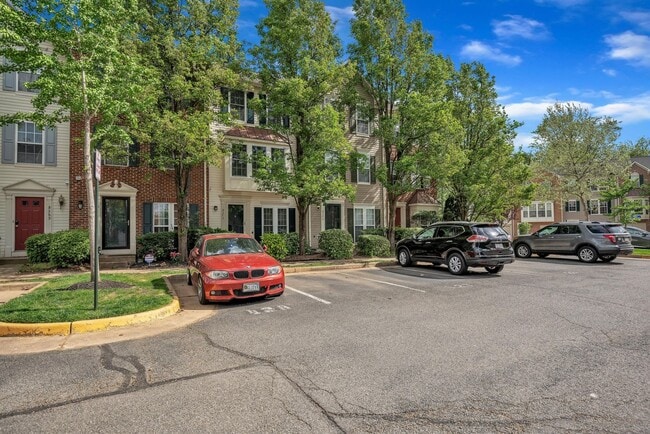 Building Photo - 3 Level, 3 Bed, 3.5 Bath Townhome in bustl...