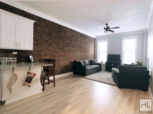 Foto del edificio - 1-bdrm w/yard and minutes from prospect park